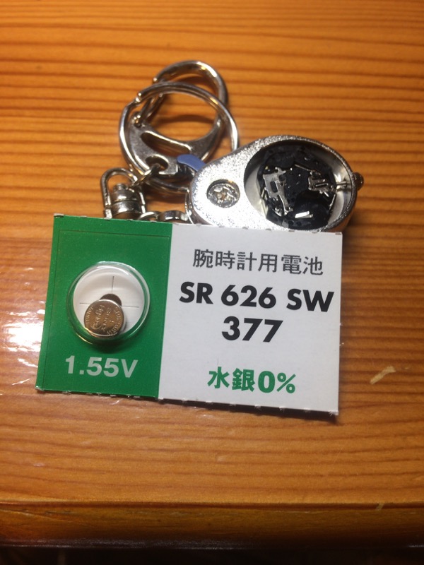 新品の電池を入れます