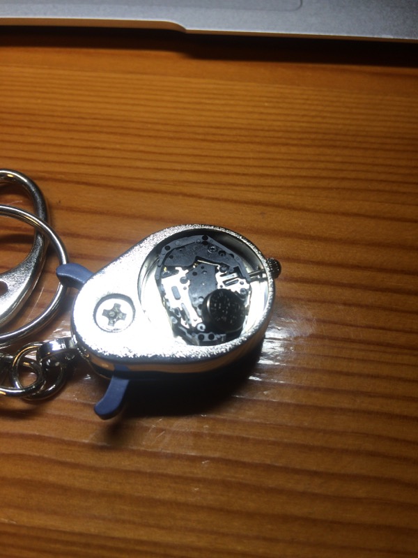 新しい電池を取り付け