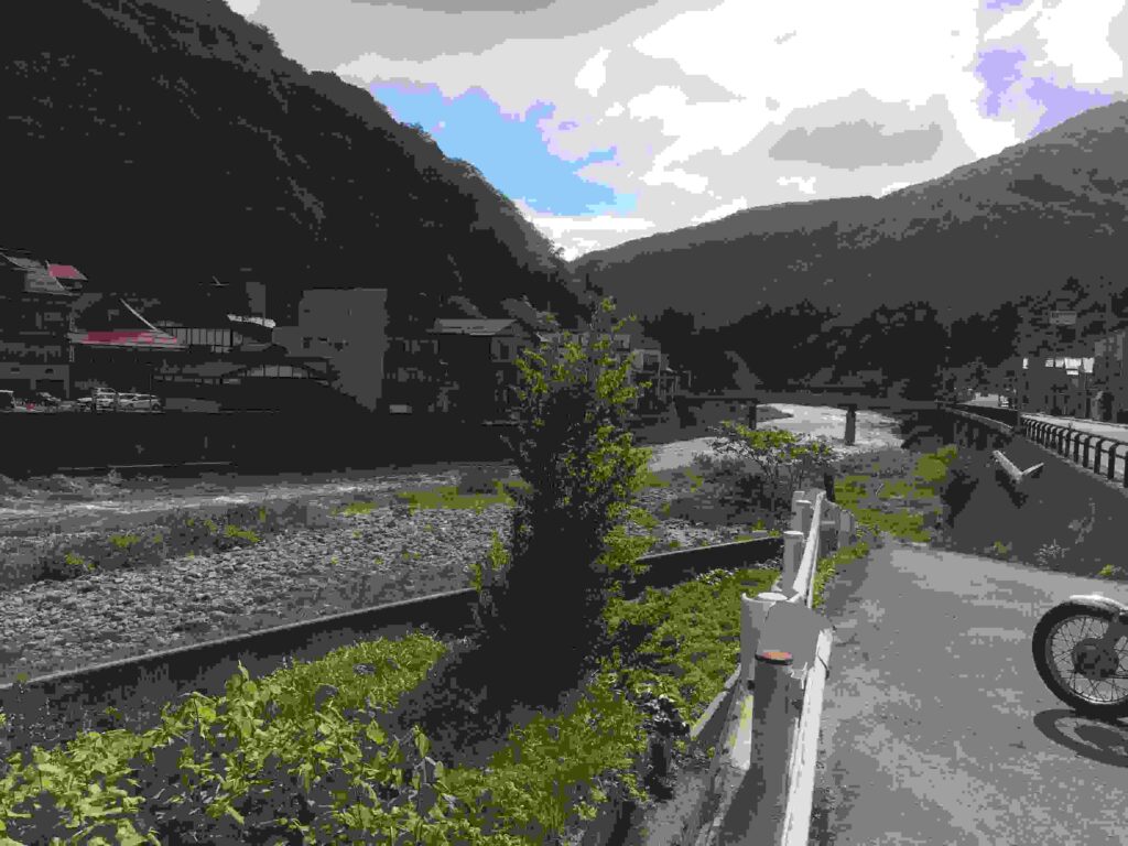 瀬見温泉のある土手