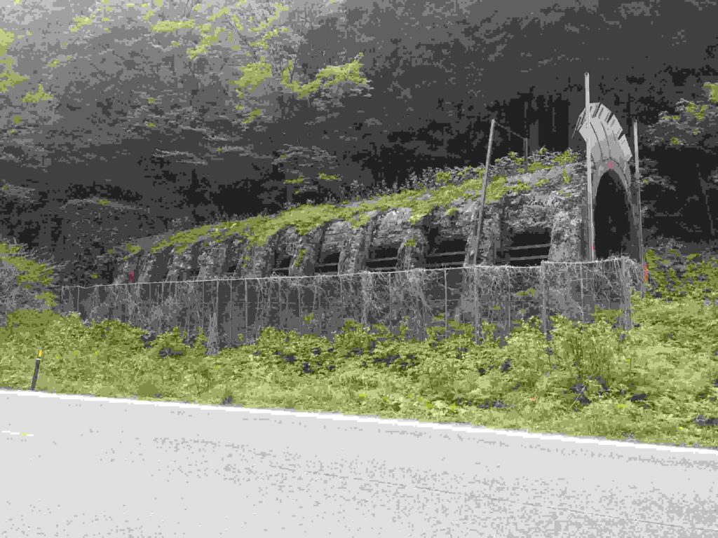 現役の古びた遺跡のようなトンネル