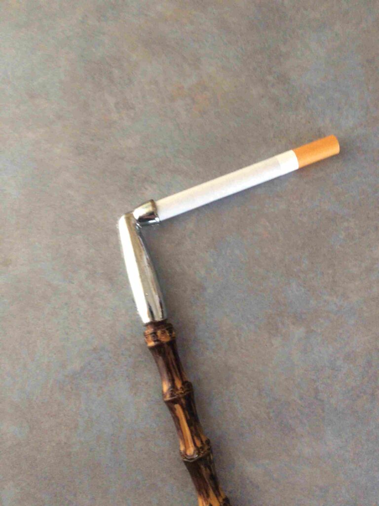 フィルター付きタバコをキセルに刺す
