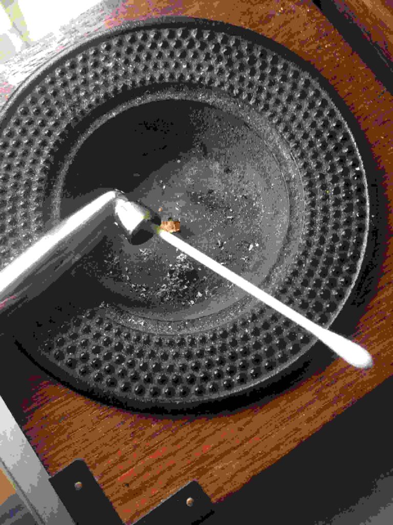 ほじるのに綿棒を使ってみたりもする